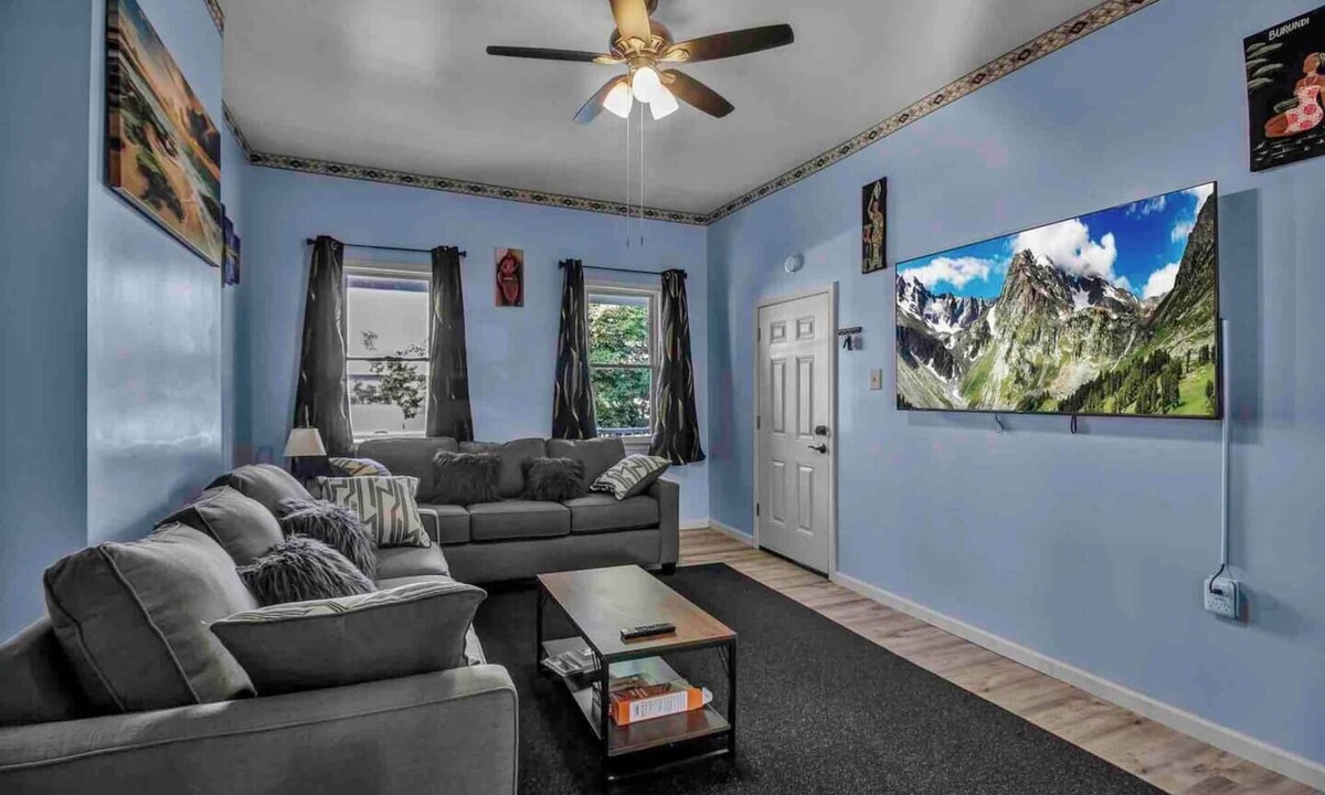 Downtown Buffalo House | Spacious 6-bedroom house with WiFi, AC and free Parking in brilliant Buffalo