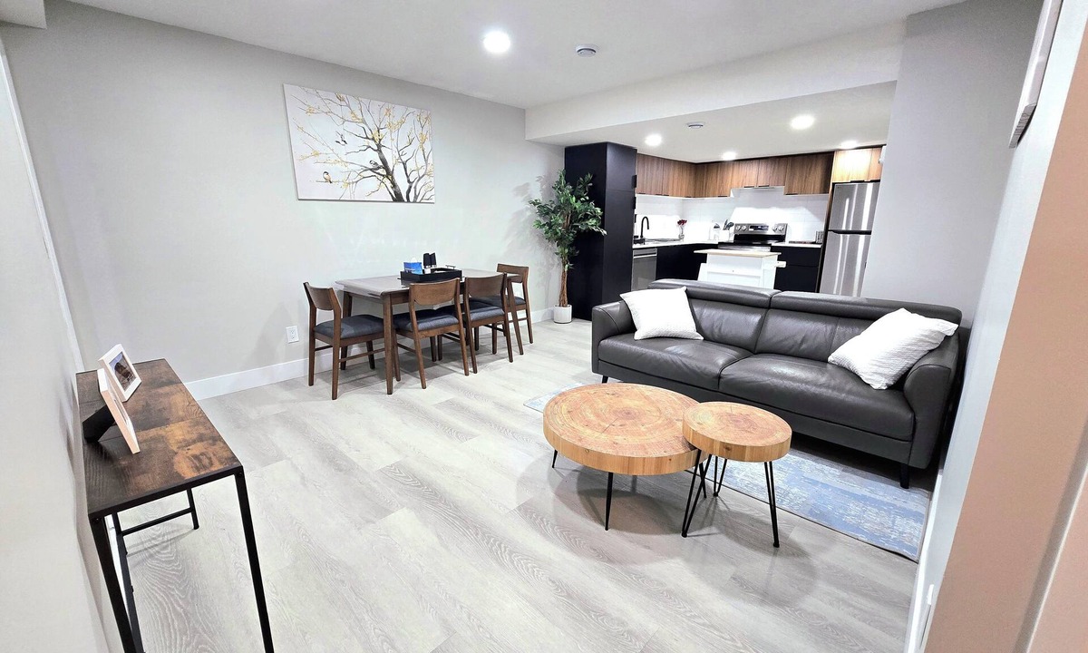 Southwest Edmonton House | 🏡 Spacious Basement Suite: 2 queen beds, Kitchen, Livingroom, Dining, Laundry
