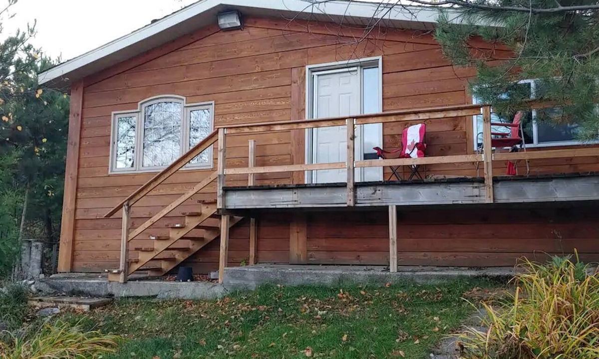 Benny Cabin | Spacious Cabin with Beachside Gazebo Ideal for an Ontario Holiday on Onaping Lake