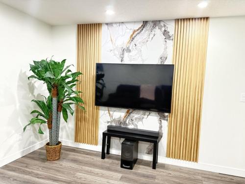 Northwest Calgary Apartment | Spacious Private 1-Bedroom Basement Suite in Calgary with Self Check-in