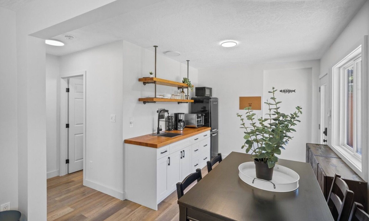 Lake Cowichan Hotel | Spacious Riverside Suite | Kitchenette, BBQ, Dock
