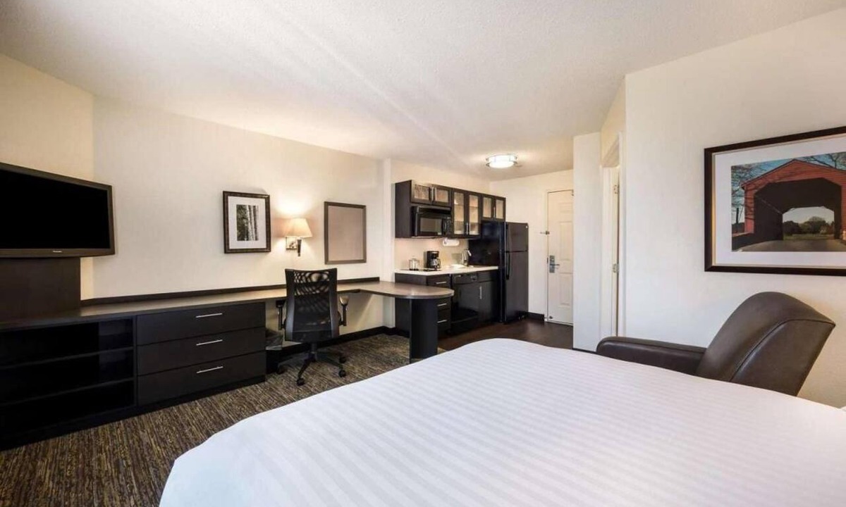Schiller Park Hotel | Spacious Unit with Full Kitchen, Free Airport Shuttle! Near Ruby Park!