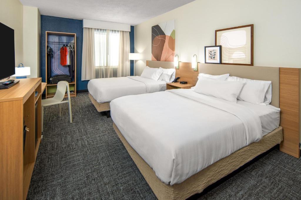 East Syracuse Hotel | Spark by Hilton Syracuse Carrier Circle