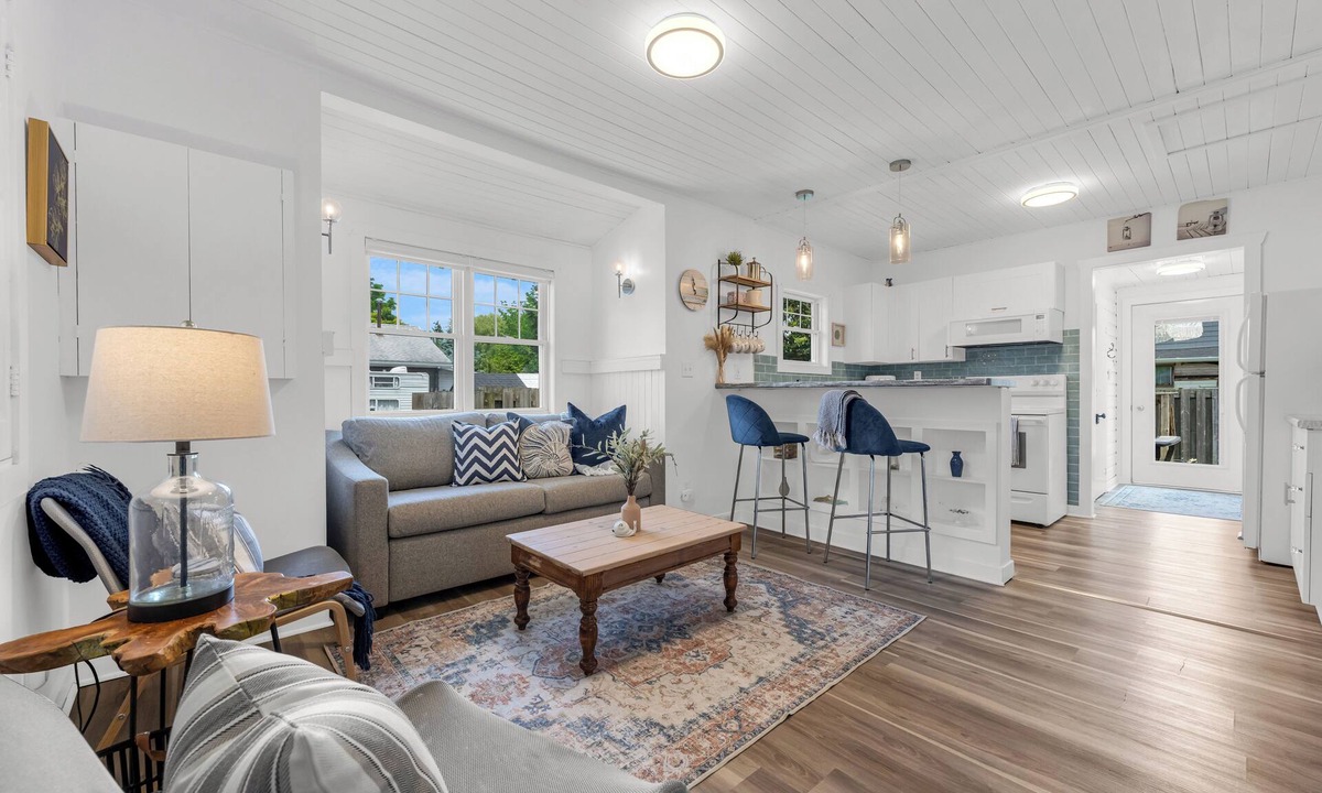 Crystal Beach Cottage | Steps to Crystal beach|Beach Passes|Fire pit|Hot tub|4 Cruiser bikes
