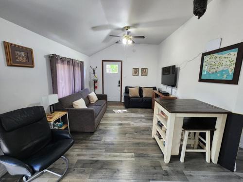 Levergood Beach House | Steps to private beach local wineries fire pit BBQ