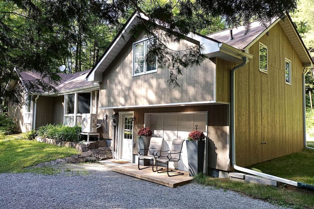 Norland Cottage | Stunning Cottage with Fire Pit and Private Cinema in Kawartha Lakes, Ontario