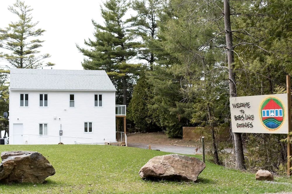 Frontenac Cottage | Stunning Upper Apartment in Cottage Rental on a Lake Resort near Kingston, Ontario