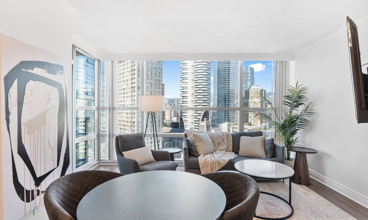 Downtown Vancouver Condo | Stylish 2BR Condo in Heart of Downtown with free parking