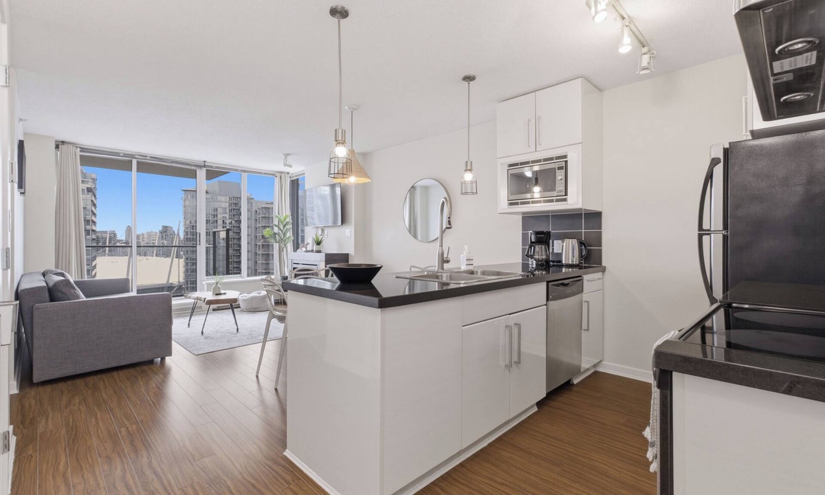 Central Apartment | Stylish 3BR Downtown Vancouver Condo with Pool & Gym