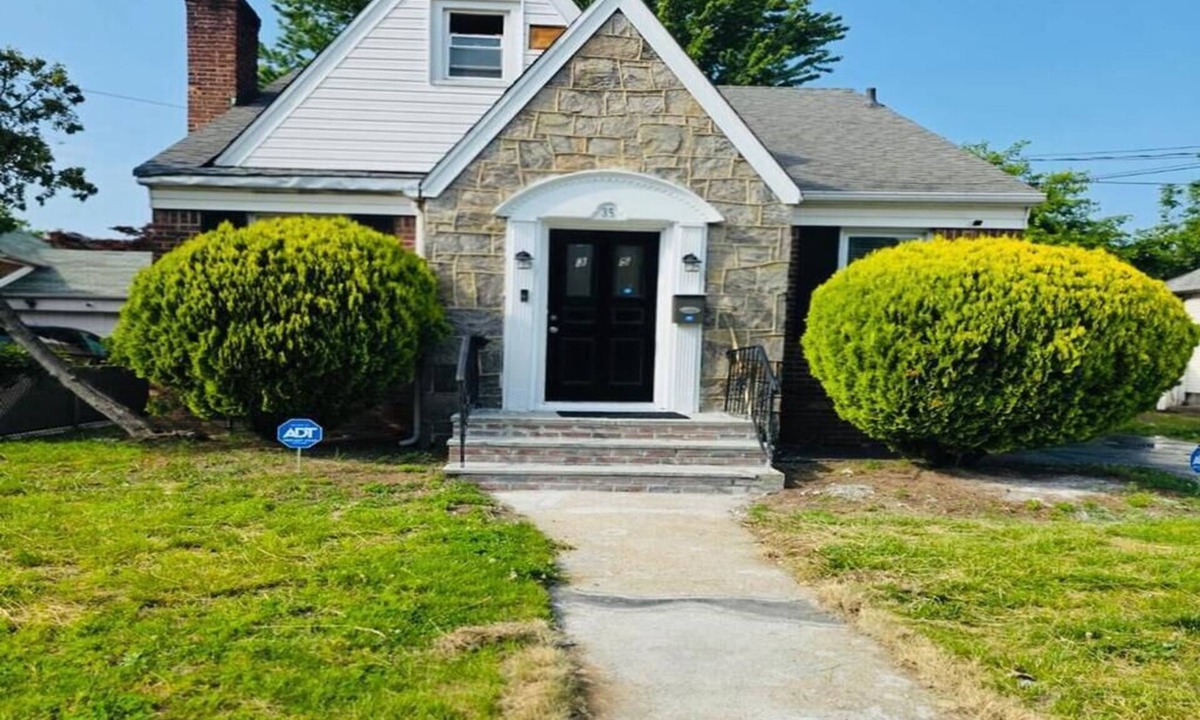 Valley Stream House | Stylish 6BR Haven - 5 Mins to JFK, Mall & Train Nearby + Free Parking!
