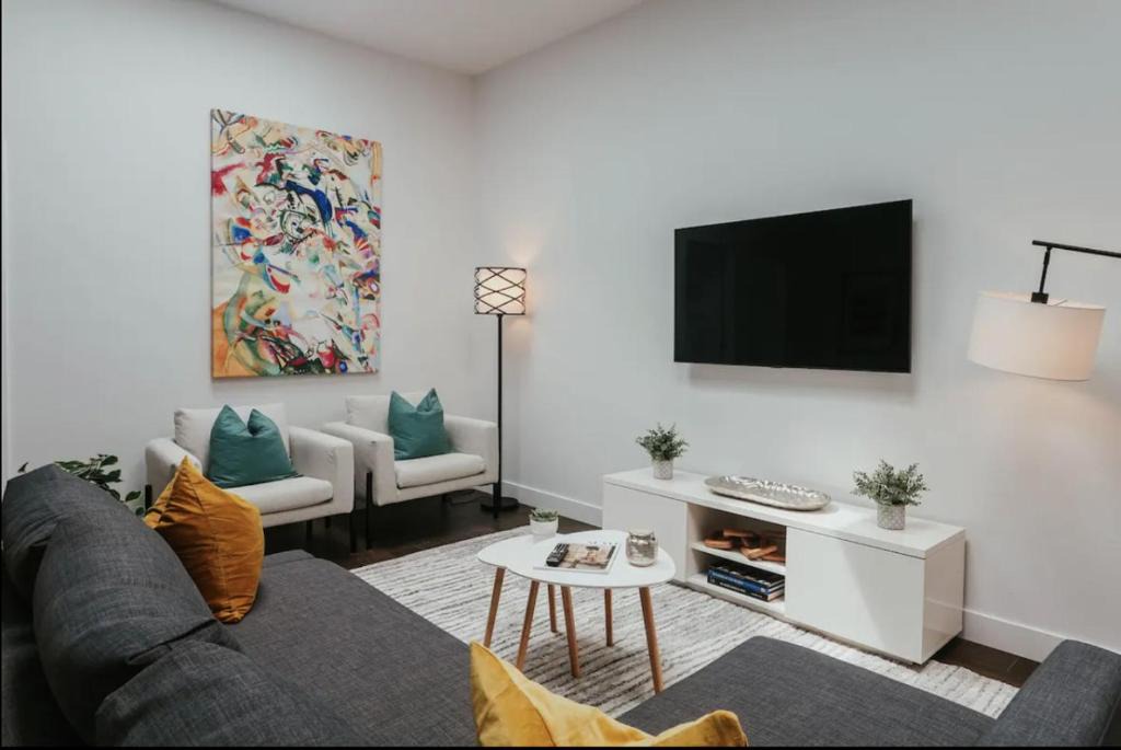 La Petite-Patrie Apartment | Stylish and bright 2bdr near St-Hubert Plaza
