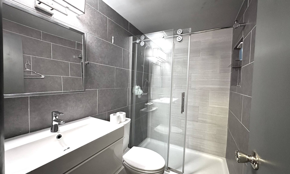 North Buffalo Apartment | Stylish & Comfy Haven near Niagara Falls ~ UB in safe Neighborhood!