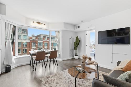 Bloor-Yorkville Apartment | Stylish Yorkville 1BR Den Condo Sleeps 5