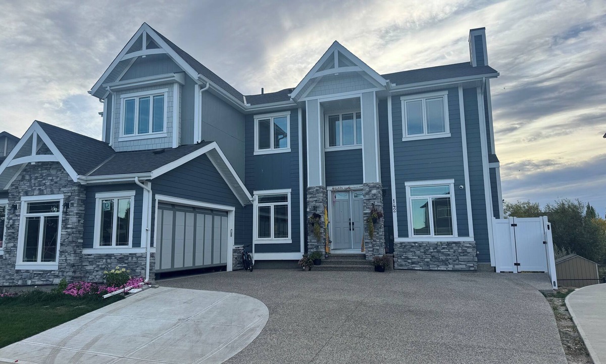 Airdrie House | Suite with lake view near airport a nd banff