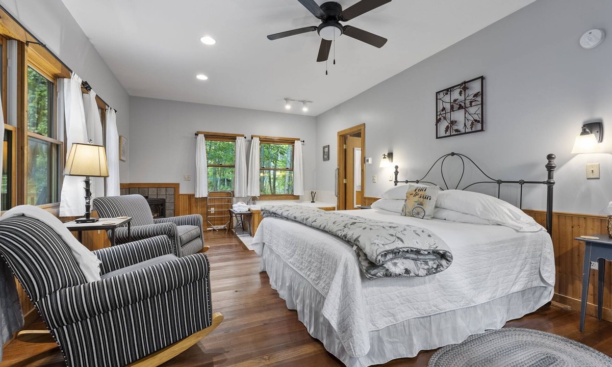 Logan Cottage | Sumac: ADA-Accessible Hocking Hills Cottage with Whirlpool and Free Breakfast