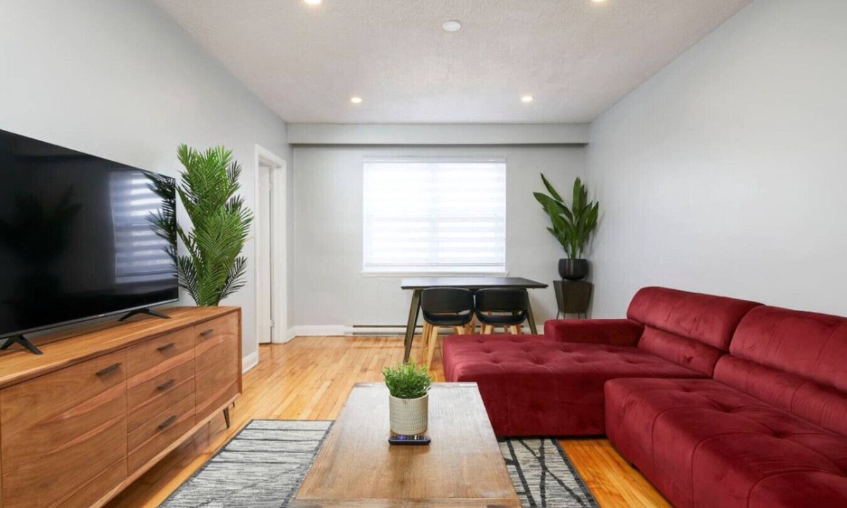 Cote-Des-Neiges—Notre-Dame-De-Grace Apartment | Sunlit 2BR Retreat – Experience MTL in Comfort