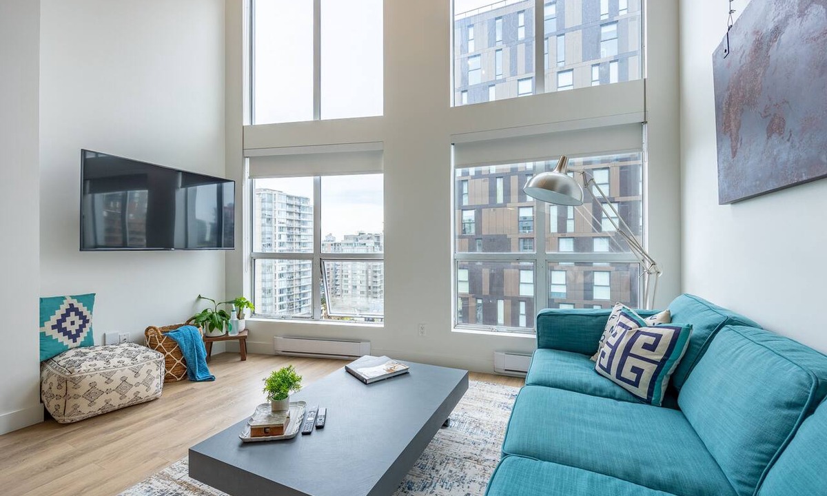 Downtown Vancouver Apartment | Sunlit Downtown Loft | Walk to Yaletown