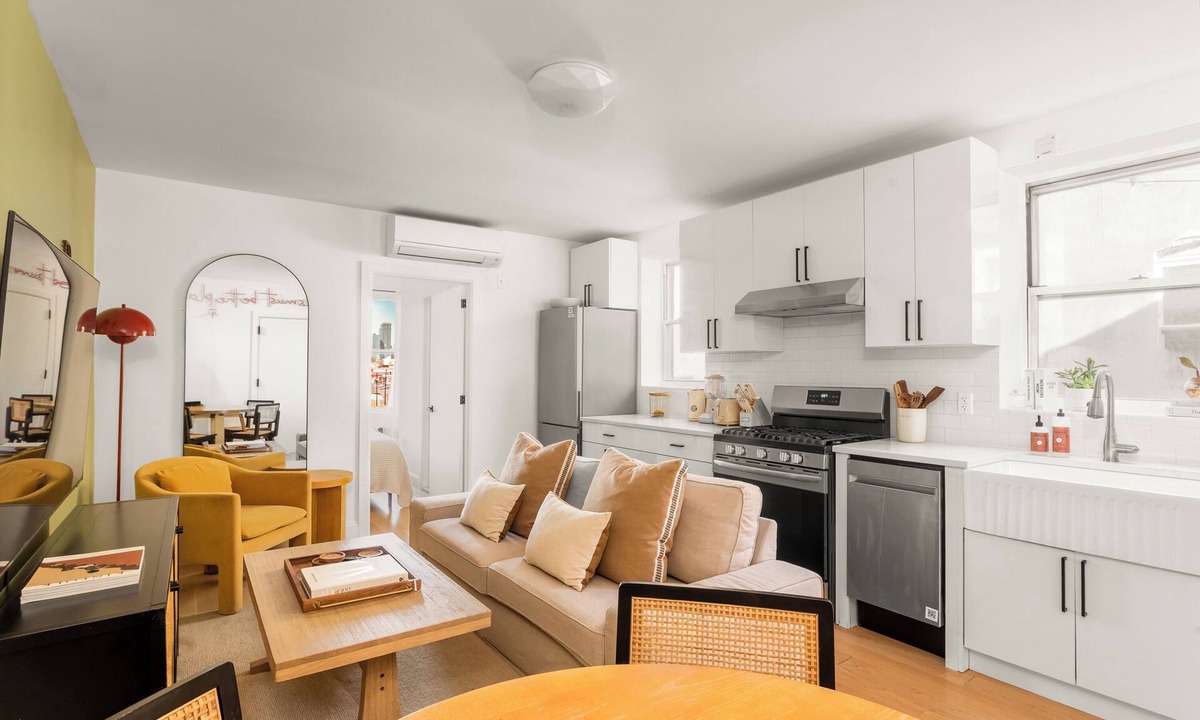Williamsburg Apartment | Sunny 3-BR w/AC near Newtown Creek Nature Walk — East Williamsburg Gem