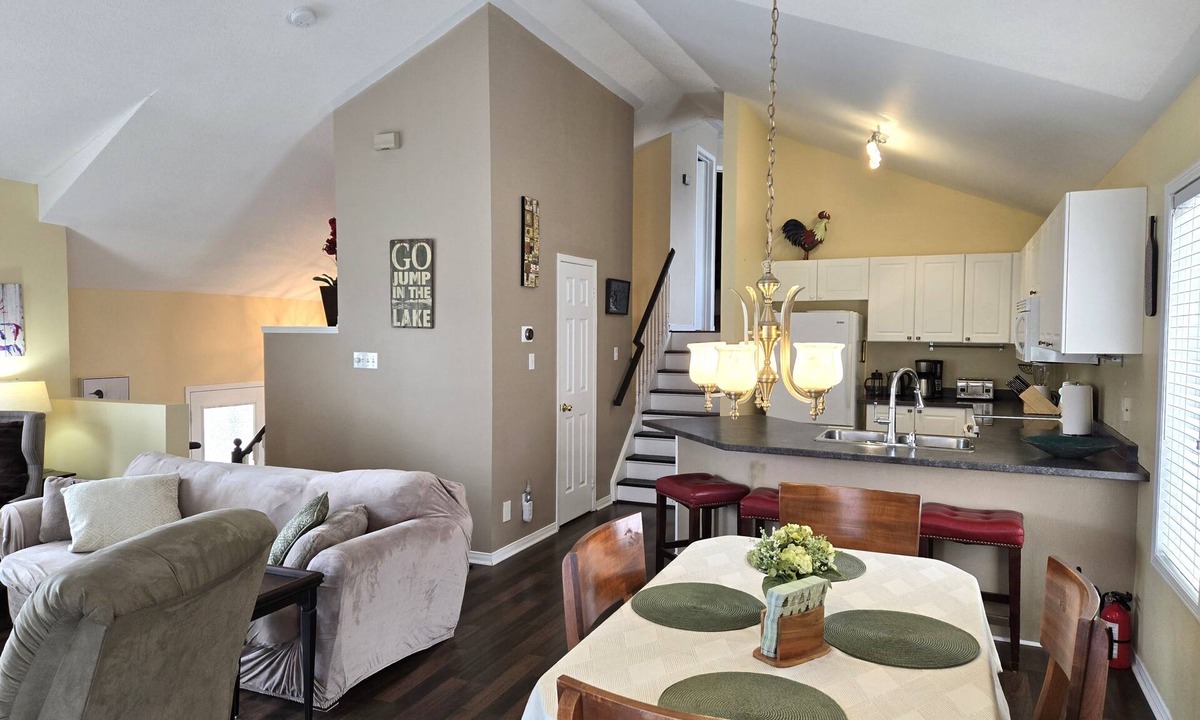 Collingwood House | Sunny detached house across street from Lake & Marina. Golf 1km. 2Bed/2Bath.