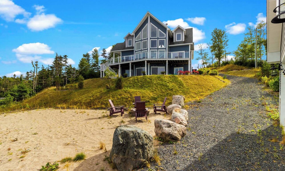 Whitbourne House | Sunset Lakehouse | Whitbourne 5BR Waterfront Stay