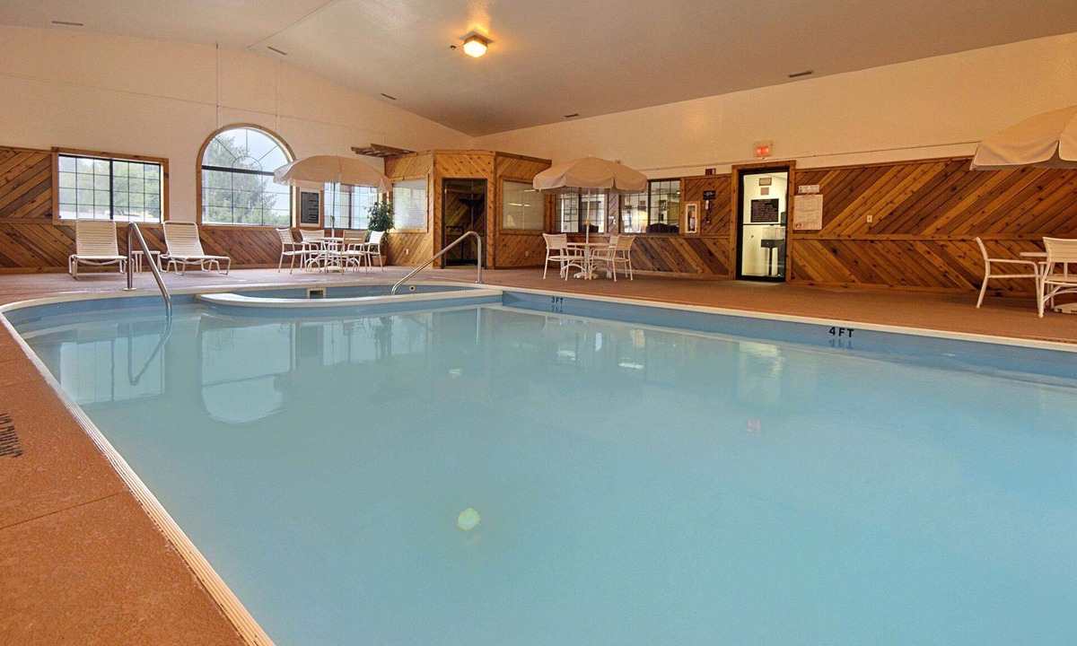 Coshocton Hotel | Super 8 by Wyndham Coshocton Roscoe Village