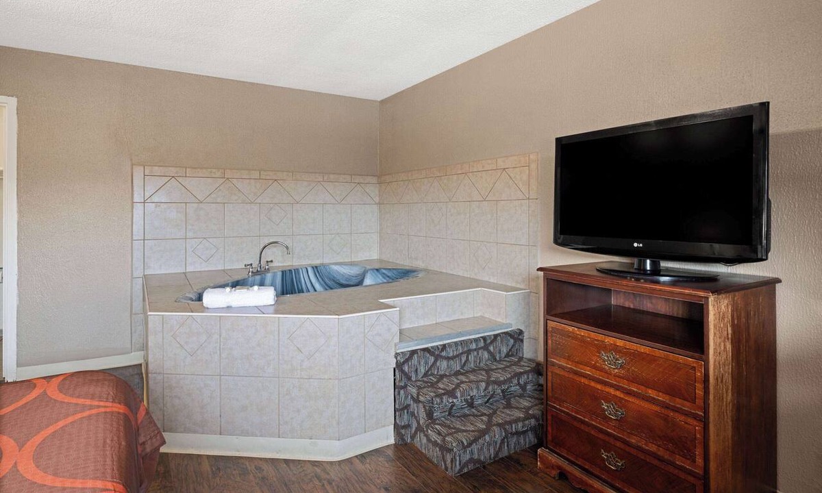 Youngstown Hotel | Super 8 by Wyndham Youngstown/Girard