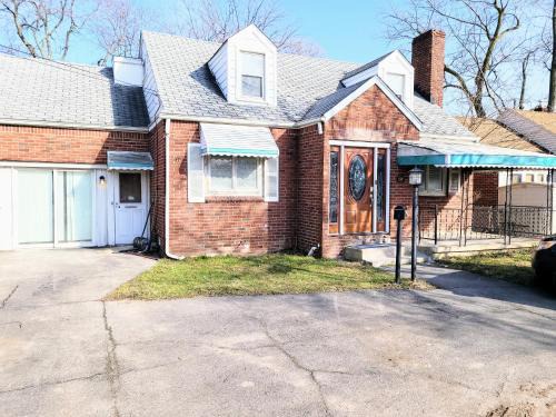 Cheektowaga House | Sweet home, King bed, backyard and parking