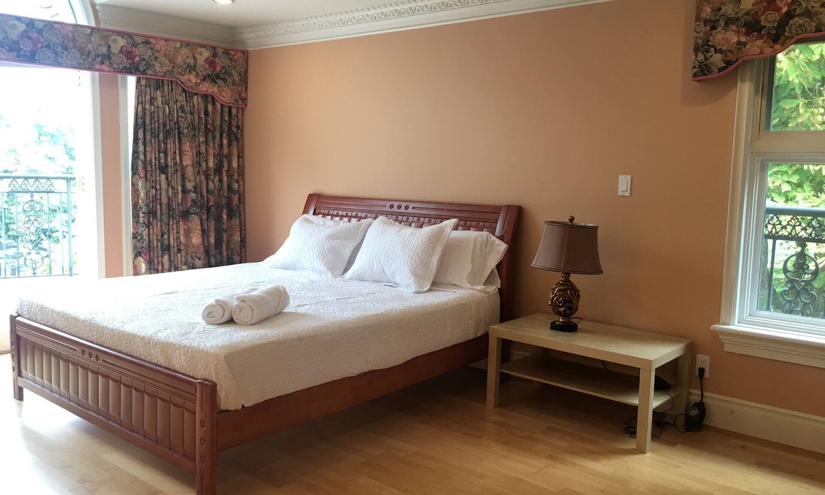 West Side House | t Vancouver (UBC) one bed room in luxury house B