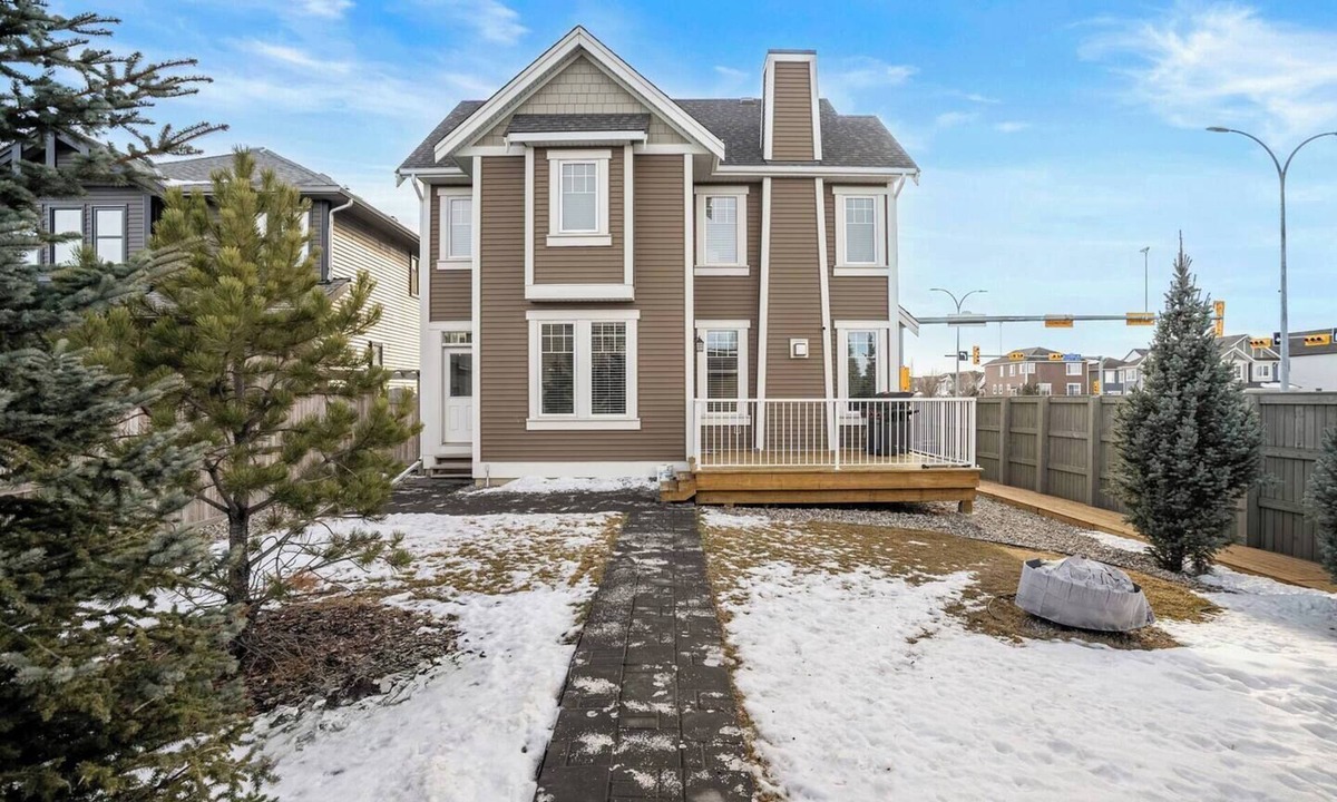 Airdrie House | The Dynasty | 3200 sqft | 2 Full Suites | Fire Pit
