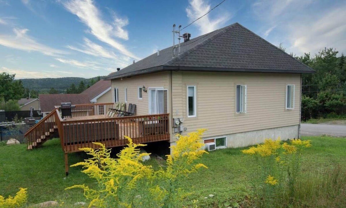 Sainte-Agathe-des-Monts House | The Laurentians: 3BR with Large Backyard Unit is in prime Sainte Agathe location