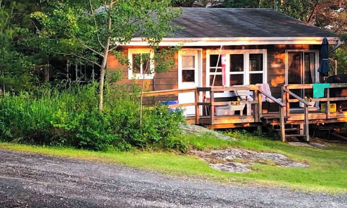 Falcon Lake Cottage | The Lakeside Cabin