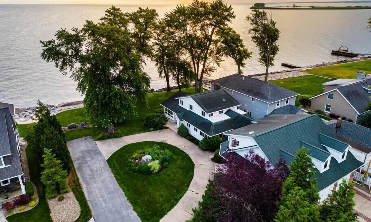 Huron House | The Locke Nest 6 bedroom cozy lakefront home