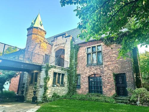Bryant Bed & Breakfast | The Mayfair Castle