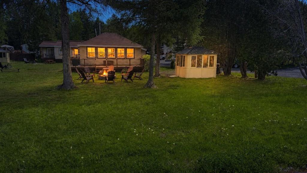 Sainte-Lucie-des-Laurentides House | The Pantouflard, Private hot tub, Beach, kayaks
