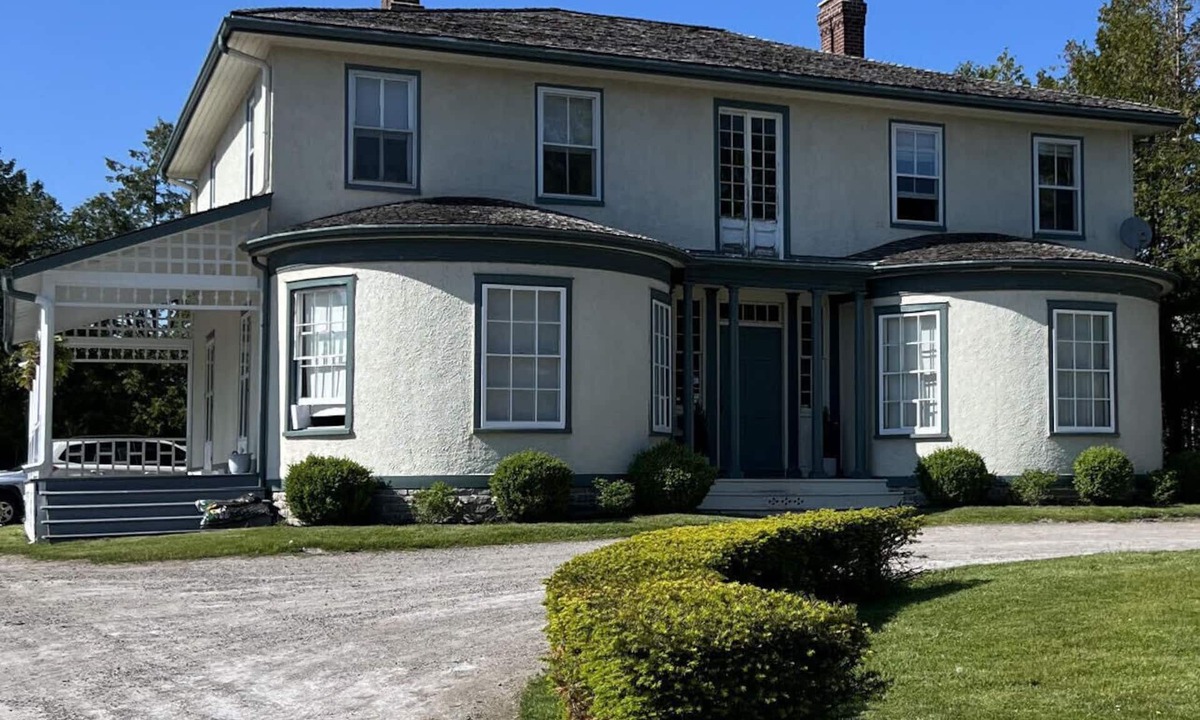 Cobourg House | The Poplars Suite 1827: A Historic Stay