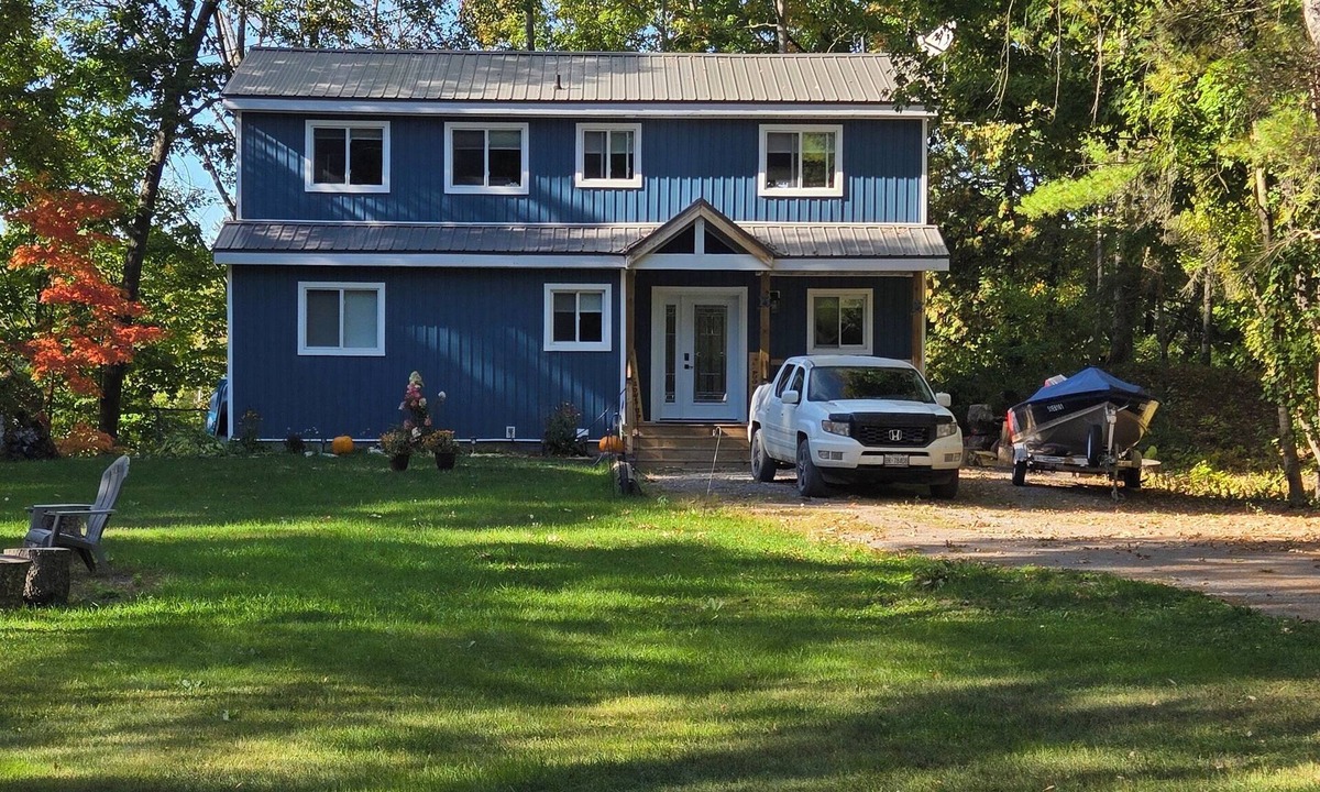 Ivanhoe Cottage | The Pug House. Renovated, fully equipped cottage on Moira lake. Now with wifi.