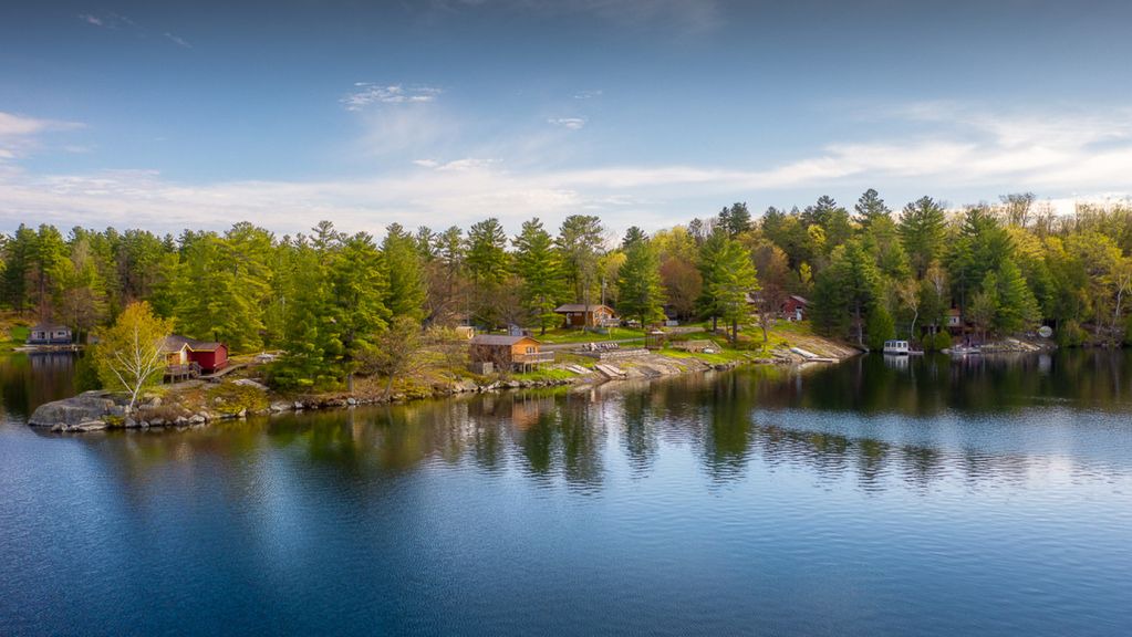 Havelock-Belmont-Methuen House | The Trace at Oak Lake - Cozy Studio Chalet on the Lake