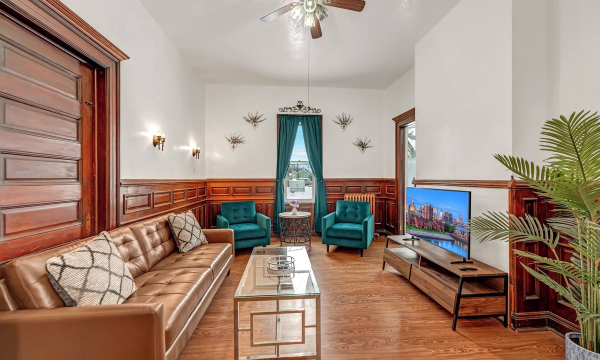 Buffalo House | The Victorian on South Park Sleeps 6
