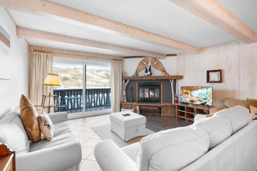 Mont-Tremblant House | The VIEW a place for quality country living