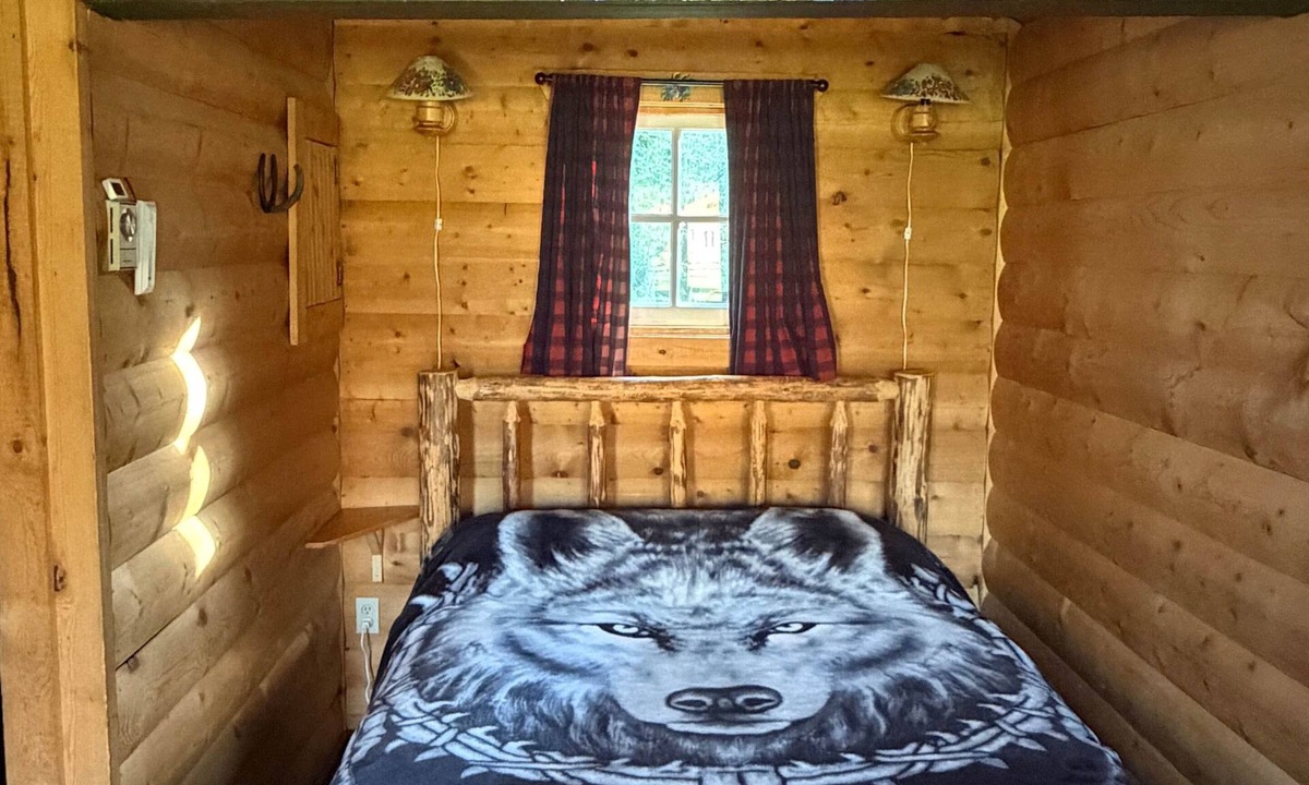 Division No. 11 Cabin | The Wolf Cabin - Bear Creek Cabins