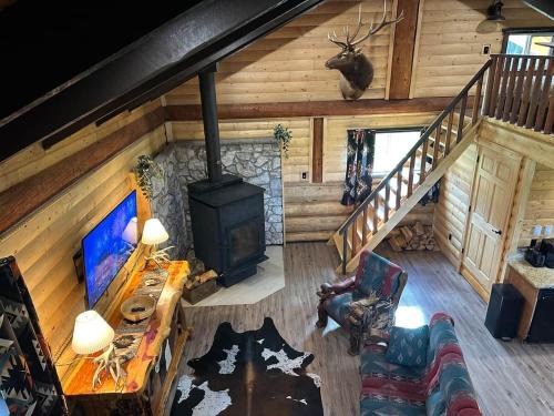 Division No. 11 Apartment | The Yellowstone cabin - part of Bear Creek Cabins