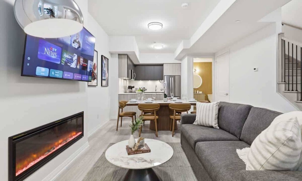 Toronto Entertainment District Apartment | Toronto Boutique 4BR 3.5 Bath Stay for 10
