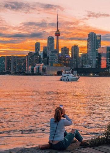 Fashion District Apartment | Toronto Inn 3 bedroom Apartments by MAJOR INTERNATIONAL SPORTING EVENT FAN - Free Upgrade and City Transit Pass