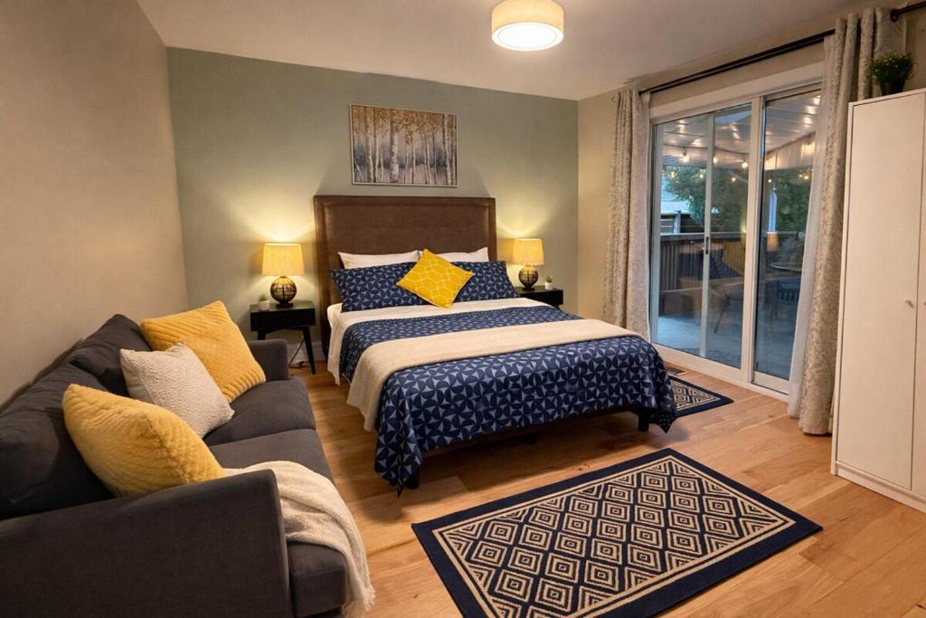 West Deane Park House | Toronto Luxury Suite with Free Parking, Near Airport