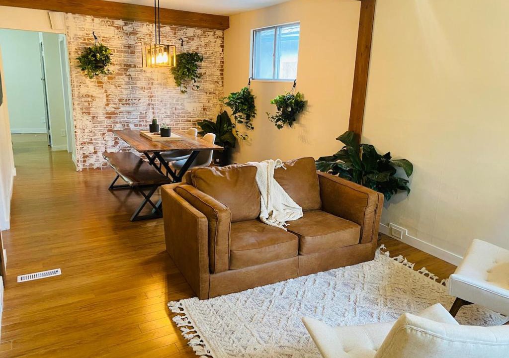 Sunnyside Apartment | Trendy Kensington 3 min Walk Backyard AC Garage