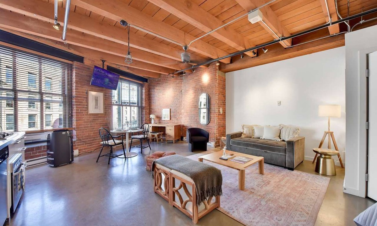 Downtown Eastside Apartment | Trendy Open Concept Loft in Historic Gastown