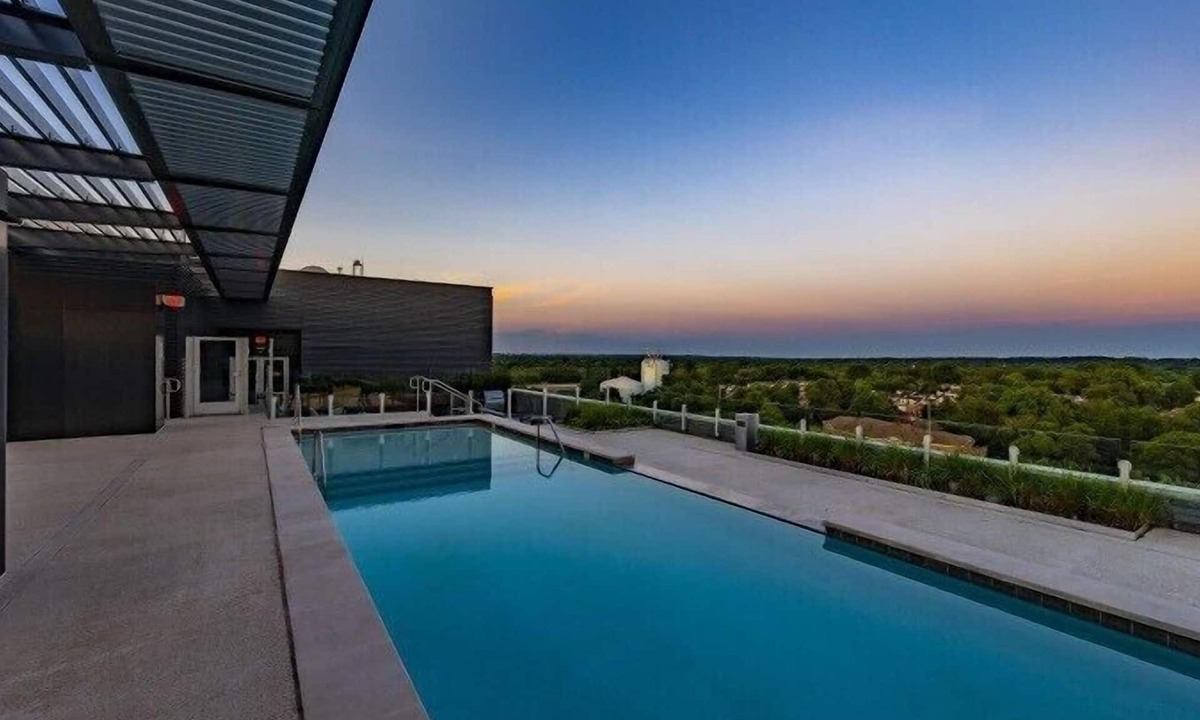 McLean Apartment | Tysons 2BR | Two Baths, Pool & Gym