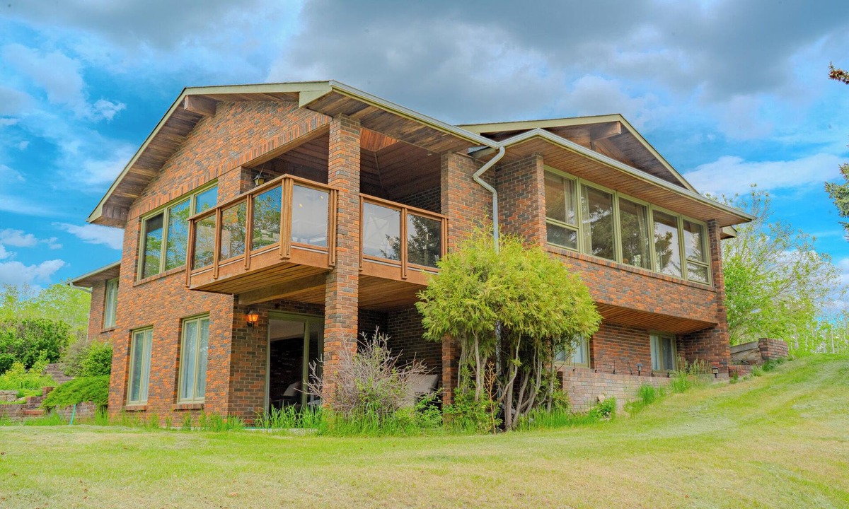 Calgary House | Unwind & Enjoy in Luxury Calgary home in 13 Acres. Newly Renovated!