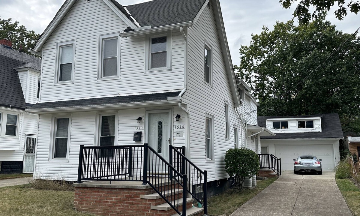 Lakewood House | Updated Lakewood hideaway with big screen TV. Family friendly.