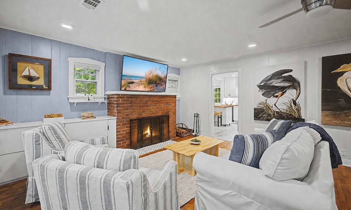 Harbert House | Cottage on Pine, 5 Min Walk to Harbert Beach